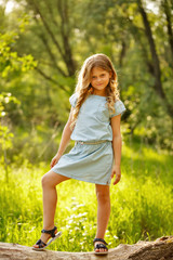 Fototapeta na wymiar Little girl in the park