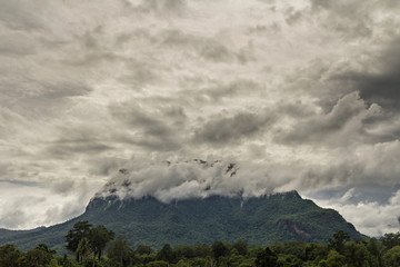 Obraz premium Storm clouds cover the mountain