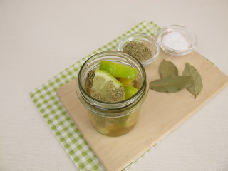 Eingelegte Salzzitronen mit Lorbeerblatt und Rosmarin
