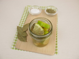 Eingelegte Salzzitronen mit Lorbeerblatt und Rosmarin