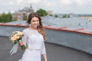 Fototapeta na wymiar bride on the roof of the city