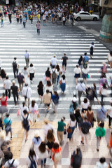 横断歩道を渡る人々