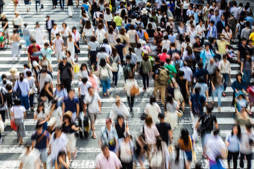 横断歩道を渡る人々