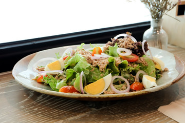 Tuna with boiled eggs salad 