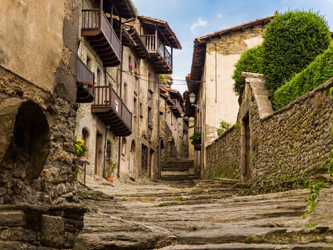 Vista del pueblo de Rupit, rincones de un pueblo medieval en la comarca de Osona Barcelona verano de 2016.
