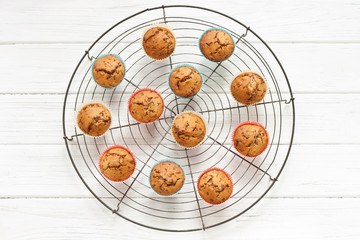 Muffins auf einem Gitter