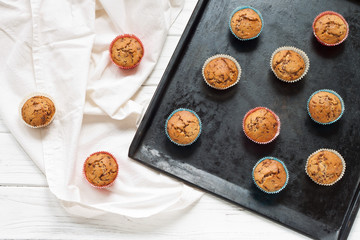 Muffins auf einem alten Backblech