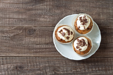 Schokoladen Cupcakes auf einem Holztisch