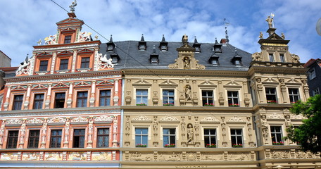 Wundervoll sanierte historische Altstadtfassaden auf dem Fischmarkt zu Erfurt