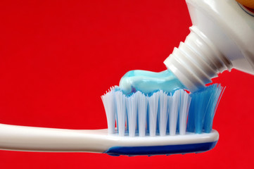 Mettre du dentifrice sur une brosse à dents