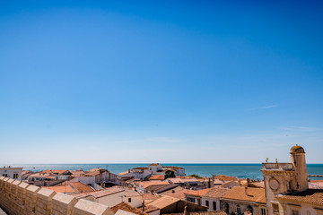 Panorama des Saintes-Maries-de-la-Mer vu du haut de l'église fortifiée Notre-Dame-de-la-Mer 