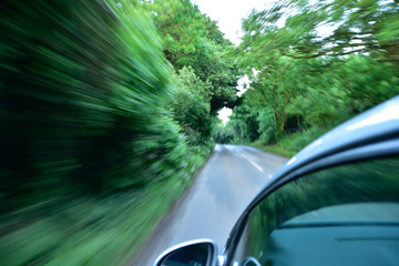 Strasse in Cornwall aus dem auto fotografiert