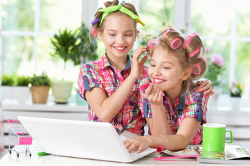 Obraz na płótnie Canvas Cute tweenie girls with laptop