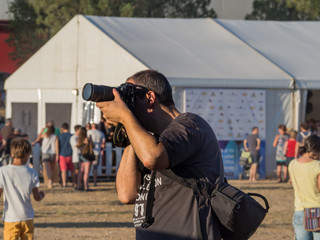 Persona fotografiando en un evento de globos aerostáticos en Igualada Barcelona verano de 2016 © acaballero67