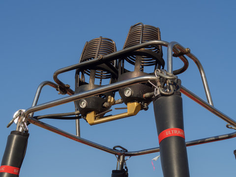 Material de pl&aacute;stico negro relacionado con la concentraci&oacute;n de globos aerost&aacute;ticos en Igualada Barcelona verano de 2016
