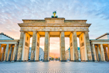 Naklejka premium Brama Brandenburska z wschodem słońca w Berlinie, Niemcy