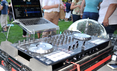 Ein DJ legt auf