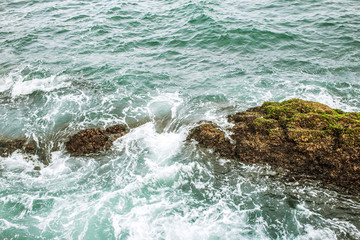 Naklejka premium The waves beat on the rocks. 