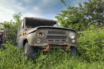 Брошенный старый джип в траве