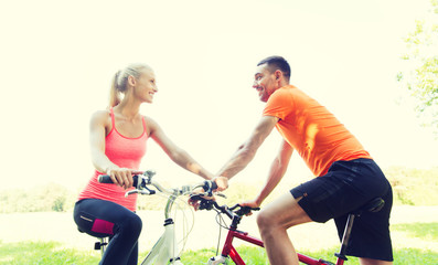 Obraz premium happy couple riding bicycle outdoors