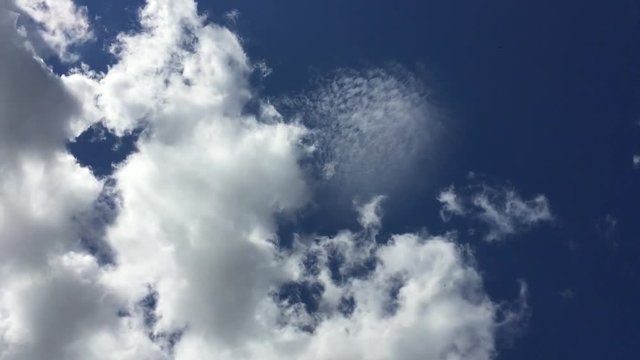 Белые пушистые облака на синем небе
