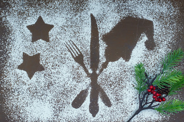 Abdruck vom Weihnachtsbesteck im Puderzucker