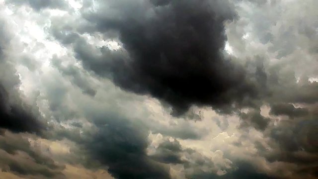 schwarze Wolken im Zeitraffer