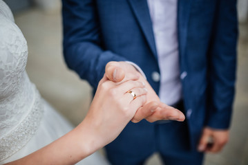 Obraz na płótnie Canvas Newly wed couple's hands with wedding rings