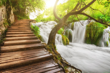 Park Narodowy Jezior Plitwickich, drewniana kładka wzdłuż wodospadu, Chorwacja