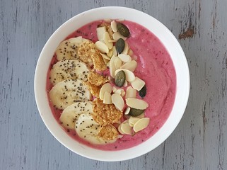 smoothie bowl wit banana,cereal,almond