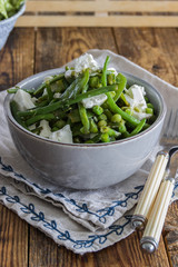 Green salad with spinach, sweet peas and cheese