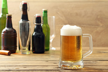 boccale di birra chiara con bottiglie sullo sfondo