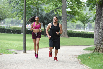 jeune couple en train de faire du sport dans un parc