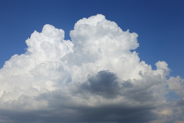 Naklejka na ściany i meble Thundercloud on a background of blue sky.
