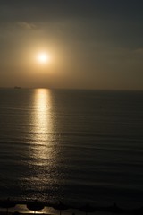 Fototapeta premium Sonnenaufgang auf der Insel im Urlaub am Strand
