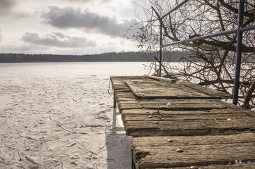Fototapeta na wymiar Bootssteg, zugefrorener See