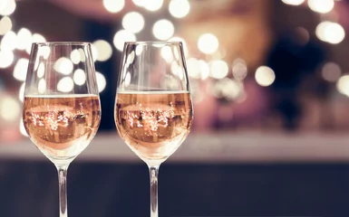 Crédence de cuisine en verre imprimé Vin Verres à vin sur un bar.