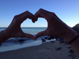 Herz-Hände nach Sonnenuntergang am Meer (Algarve/Portugal)