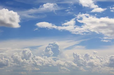Crédence de cuisine en verre imprimé Ciel Big white clouds in the blue sky