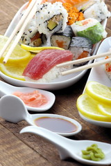 Sushi con condimenti e salse