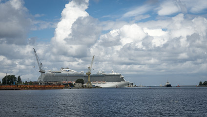 Kreuzfahrtschiff im Hafen