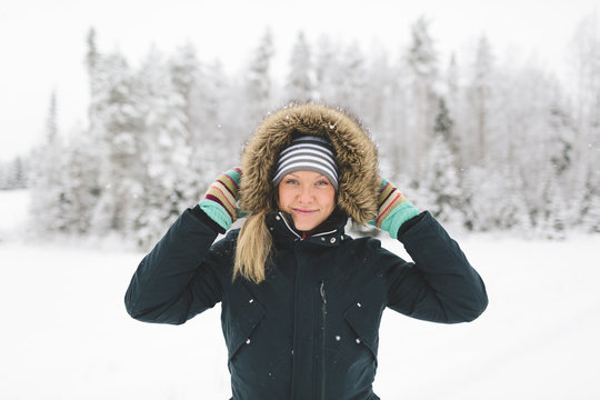 Finland, Jyvaskyla, Saakoski, Portrait of young woman in winter coat