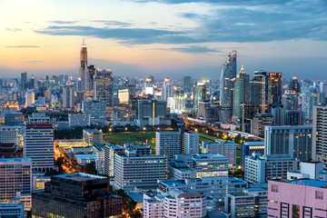 Fototapeta na wymiar Bangkok urban skyline with skyscraper building in center busines