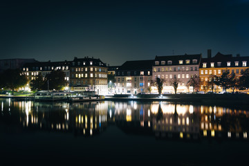 Fototapeta na wymiar Buildings along Peblinge Sø at night, in Copenhagen, Denmark.