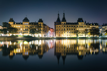 Fototapeta na wymiar Buildings along Peblinge Sø at night, in Copenhagen, Denmark.