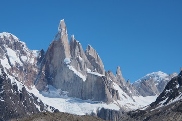 beroemde mt. cerro torre en zijn buren mt. Torre Egger en Punta Herron in het nationale park van Los glaciares, Patagonië, Argentinië