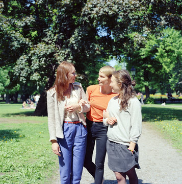 Sweden, Stockholm, Ostermalm, Three women walking through park