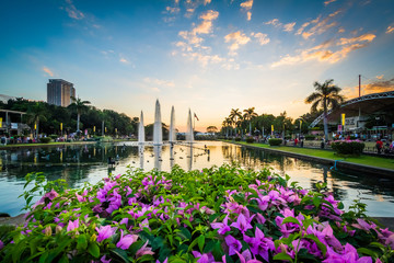 Flowers and fountains at sunset at Rizal Park, in Ermita, Manila - obrazy, fototapety, plakaty