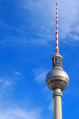 Berliner Fernsehturm vor blauem Himmel