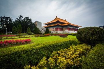 Fototapeta na wymiar Gardens and the National Theater at Taiwan Democracy Memorial Pa